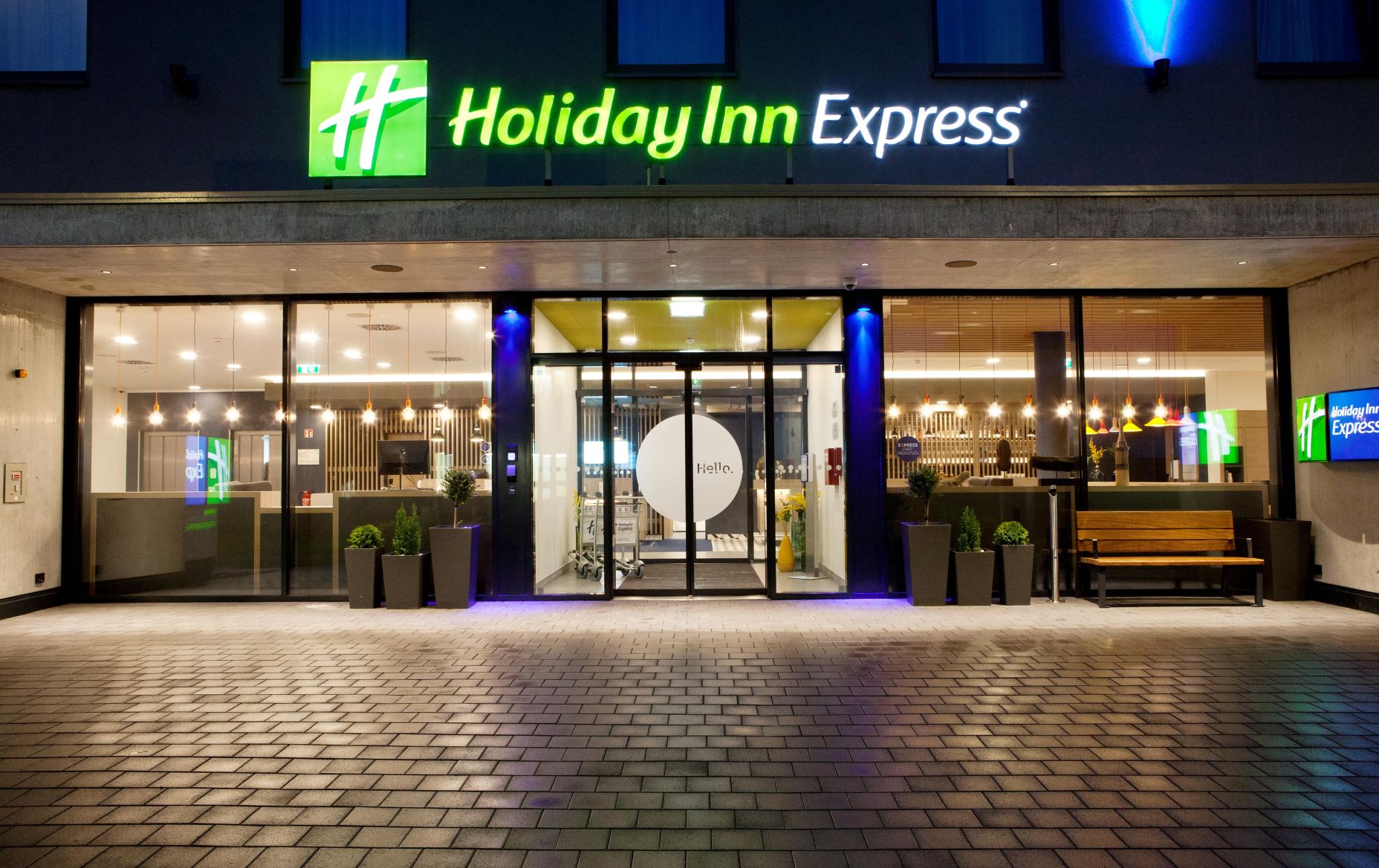 Eingang Gruppenhotel Holiday Inn Express Lustenau