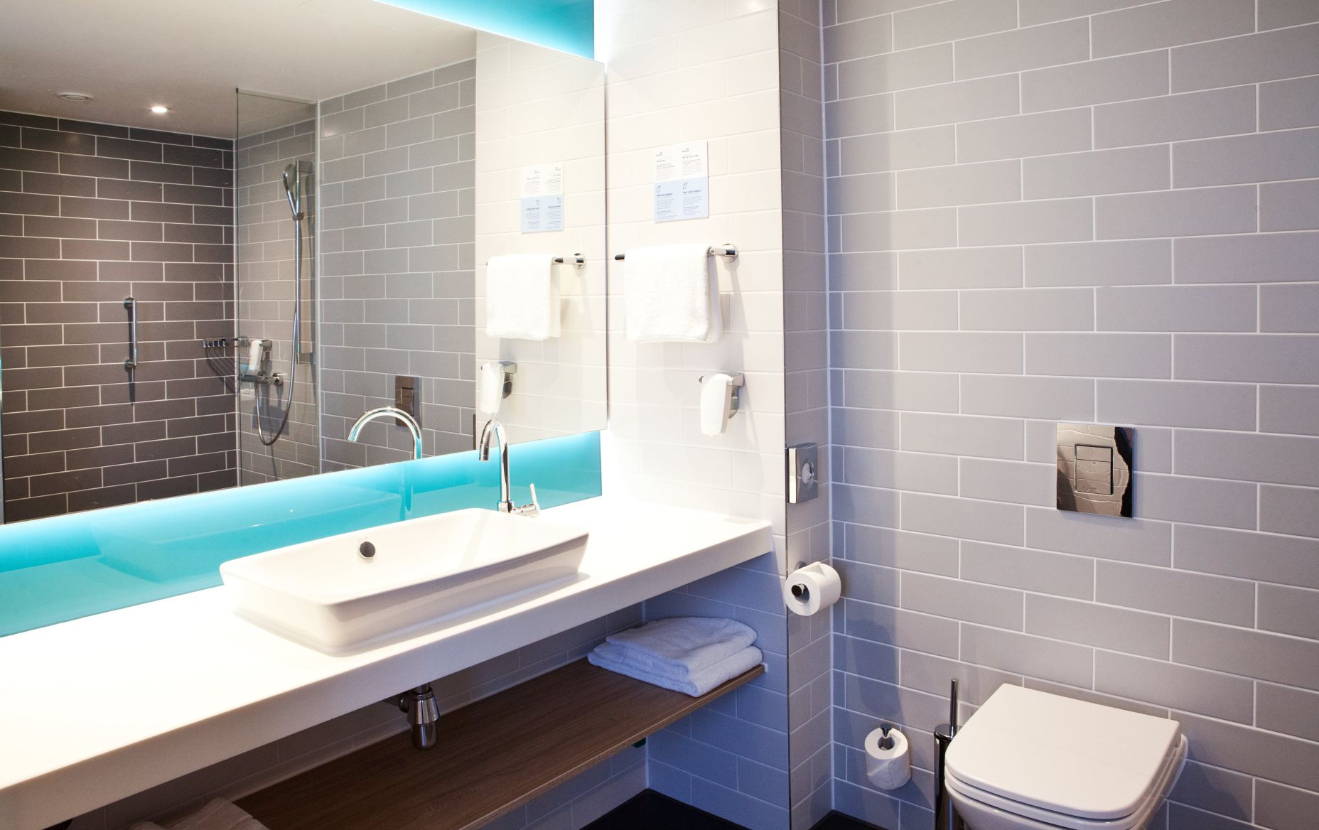 Badezimmer im Gruppenunterkunft Holiday Inn Express Badezimmer im Gruppenunterkunft Holiday Inn Express