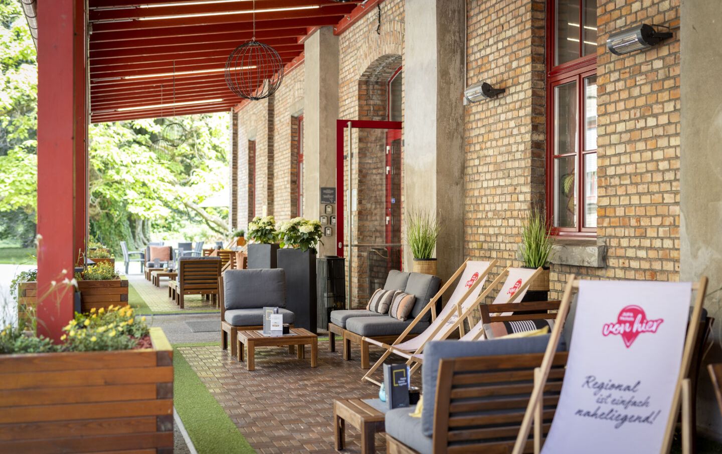 JUFA Hotel Bregenz Sitzbereich Innenhof (c) JUFA Hotels Harald Eisenberger