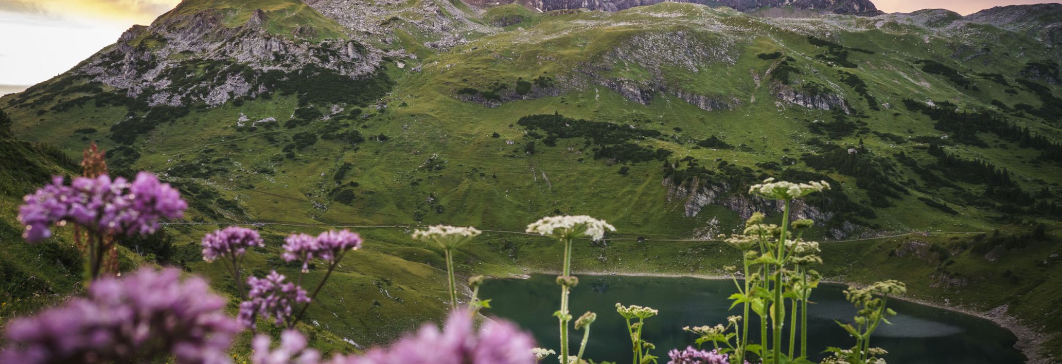 Formarinsee mit Blick auf die Rote Wand, Lech am Arlberg Formarinsee mit Blick auf die Rote Wand, Lech am Arlberg