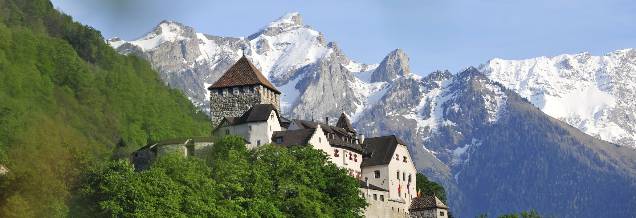 Schloss Vaduz mit Blick auf Berge Schloss Vaduz mit Blick auf Berge