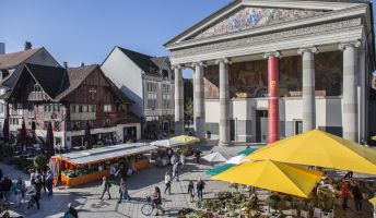Marktplatz mit Markt in Dornbirn Herbst