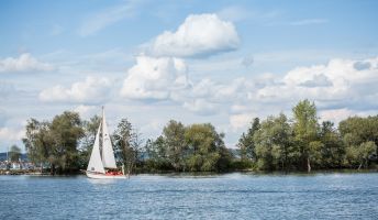Hafenausfahrt mit Segelboot, Hard am Bodensee Hafenausfahrt mit Segelboot, Hard am Bodensee