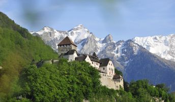 Schloss Vaduz mit Blick auf Berge
