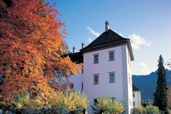 Aussenansicht Palast Hohenems im Herbst