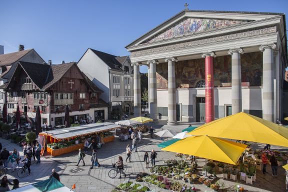 Marktplatz mit Markt in Dornbirn Herbst