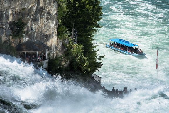 Rheinfall in der Schweiz, Wasserfall mit Schifffahrt