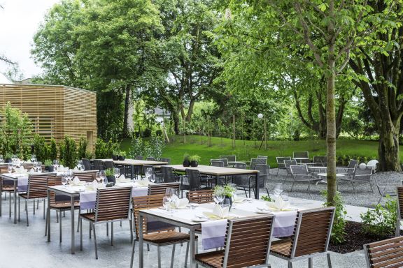 Gastgarten Gruppenhotel Schwärzler, Bregenz  Gastgarten Gruppenhotel Schwärzler, Bregenz