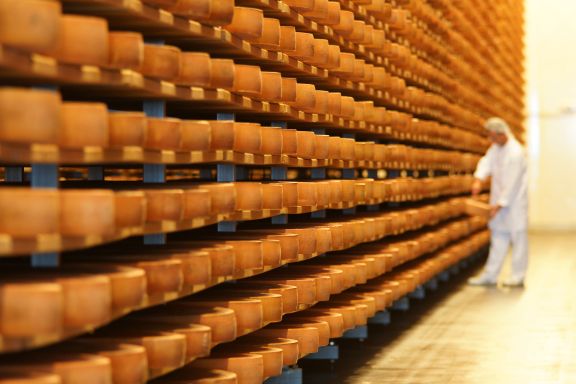 Senn im Käsekeller in Lingenau Senn im Käsekeller in Lingenau