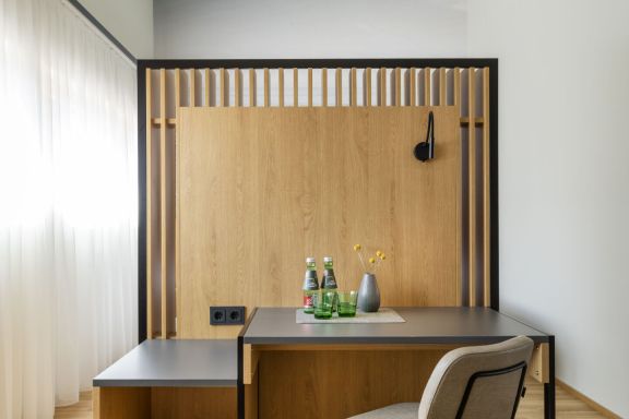 JUFA Hotel Bregenz Doppelzimmer Superior Tisch (c) JUFA Hotels Harald Eisenberger JUFA Hotel Bregenz Doppelzimmer Superior Tisch (c) JUFA Hotels Harald Eisenberger