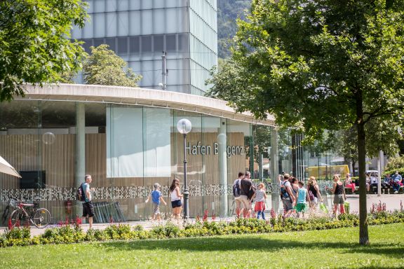 Hafengebäude Café Die Welle, Bregenz am Bodensee Hafengebäude Café Die Welle, Bregenz am Bodensee