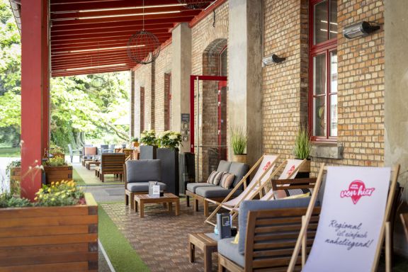 JUFA Hotel Bregenz Sitzbereich Innenhof (c) JUFA Hotels Harald Eisenberger