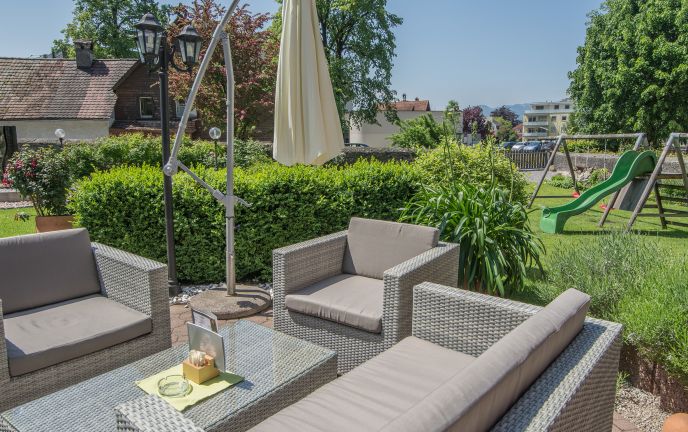 Terrasse mit Garten im Schlosskaffee Fenkart Terrasse mit Garten im Schlosskaffee Fenkart