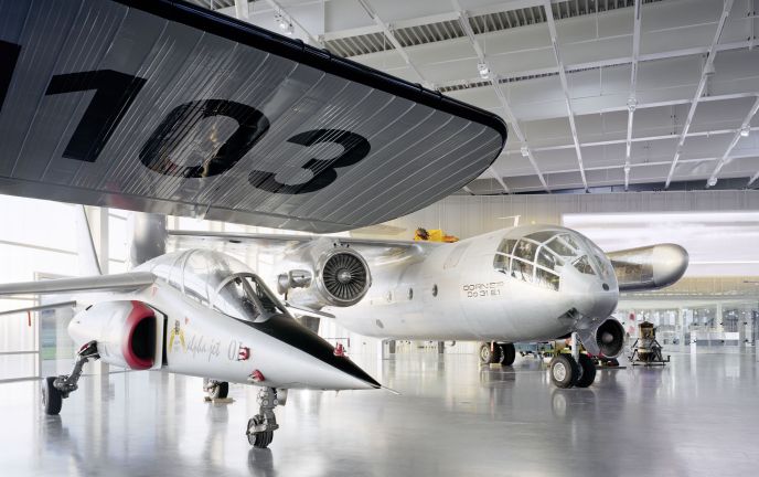 Flugzeug Hangar, Grossexponate