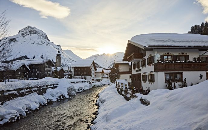 Lech am Arlberg im Winter bei Sonnenuntergang