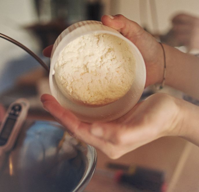 Käse Produktion beim Sennkurs im Käsehaus Montafon