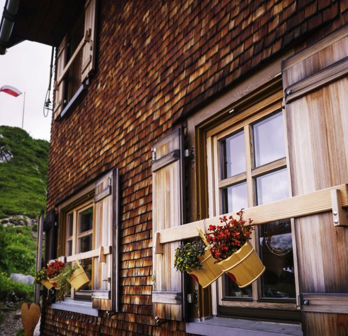 Terrasse der Freiburger Hütte, Schindelfassade Lech am Arlberg Terrasse der Freiburger Hütte, Schindelfassade Lech am Arlberg