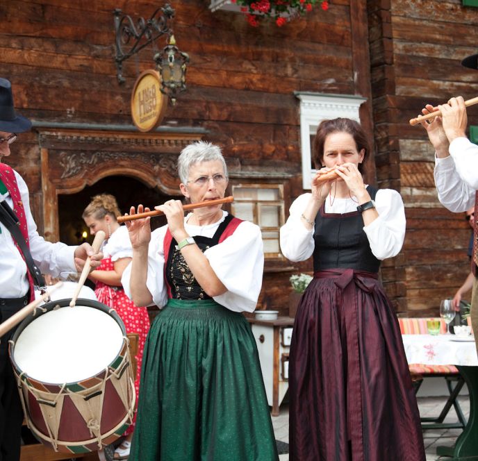 Musikanten in Tracht beim Musikantentag in Lech am Arlberg Musikanten in Tracht beim Musikantentag in Lech am Arlberg