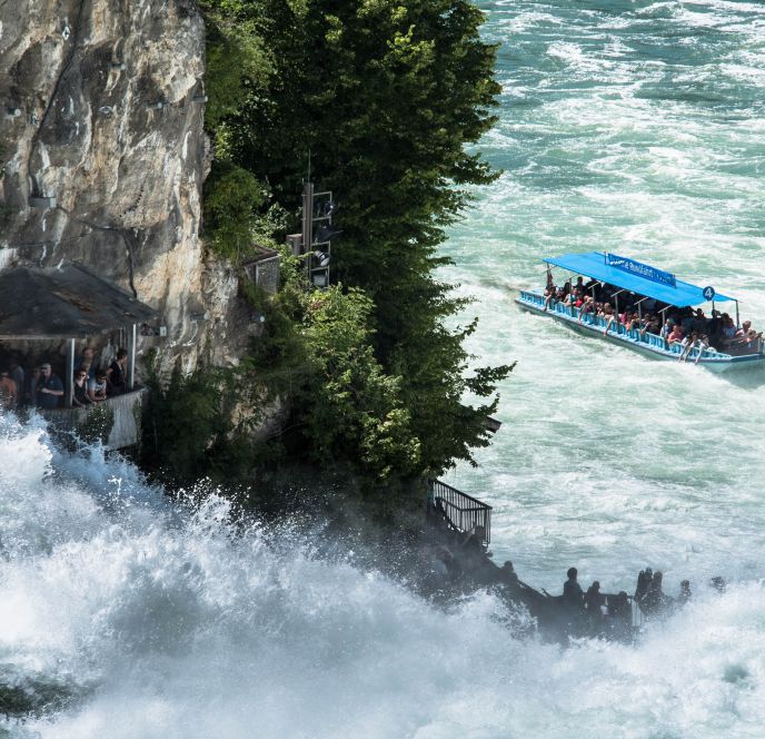 Rheinfall in der Schweiz, Wasserfall mit Schifffahrt Rheinfall in der Schweiz, Wasserfall mit Schifffahrt