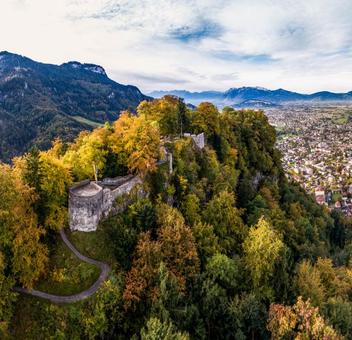Ruine Alt-Ems und Blick über Hohenems