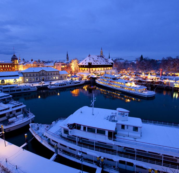 Konstanze Hafen im Winter mit Weihnachsmarkt