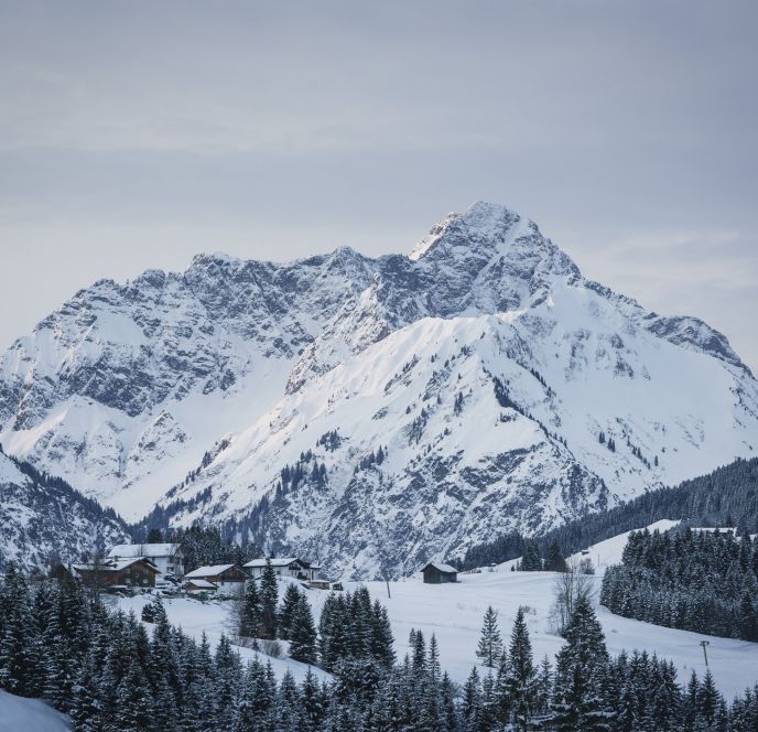 Blick Richtung Mittelberg im Kleinwalsertal im Winter Blick Richtung Mittelberg im Kleinwalsertal im Winter