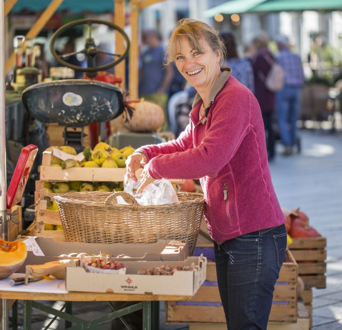 Marktstand mit Bäuerin Dornbirn Herbst Marktstand mit Bäuerin Dornbirn Herbst