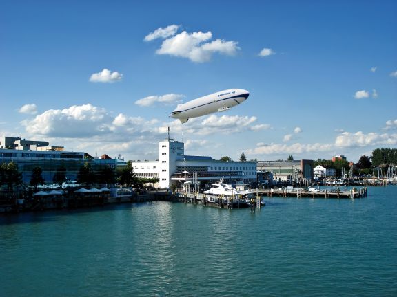 Luftbild Zeppelin Museum und Zeppelin NT in Friedrichshafen Luftbild Zeppelin Museum und Zeppelin NT in Friedrichshafen